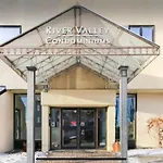 Downtown River Valley Bachelor Suite Condo, Non Smoking, 12 Inches Queen Bed, Beautiful Minimalist, Very Convenient Every Where