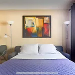 Downtown River Valley Bachelor Suite Condo, Non Smoking, 12 Inches Queen Bed, Beautiful Minimalist, Very Convenient Every Where